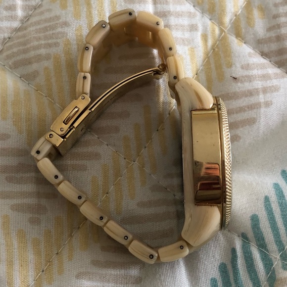 Micheal Kors Women’s Ritz Horn Watch - Picture 6 of 6